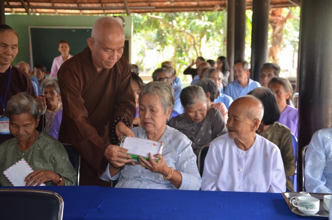 Tặng quà tại Trung tâm bảo trợ xã  hội Chánh Phú Hòa