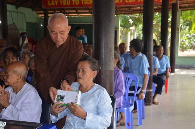 Tặng quà tại Trung tâm bảo trợ xã  hội Chánh Phú Hòa