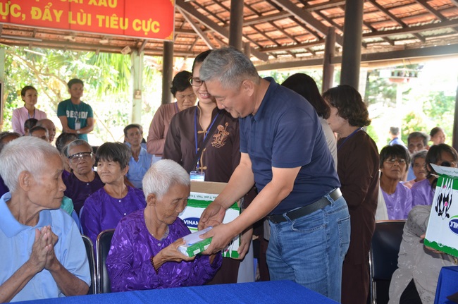 Tặng quà tại Trung tâm bảo trợ xã  hội Chánh Phú Hòa