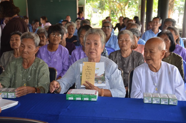 Tặng quà tại Trung tâm bảo trợ xã  hội Chánh Phú Hòa