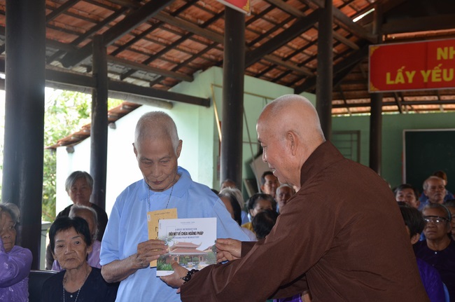 Tặng quà tại Trung tâm bảo trợ xã  hội Chánh Phú Hòa