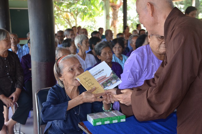 Tặng quà tại Trung tâm bảo trợ xã  hội Chánh Phú Hòa