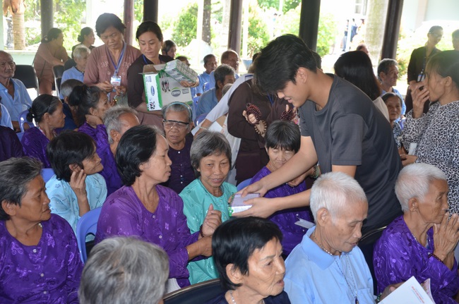 Tặng quà tại Trung tâm bảo trợ xã  hội Chánh Phú Hòa