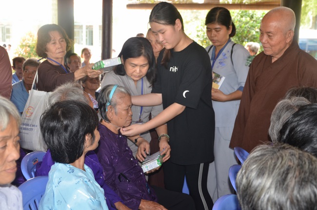 Tặng quà tại Trung tâm bảo trợ xã  hội Chánh Phú Hòa