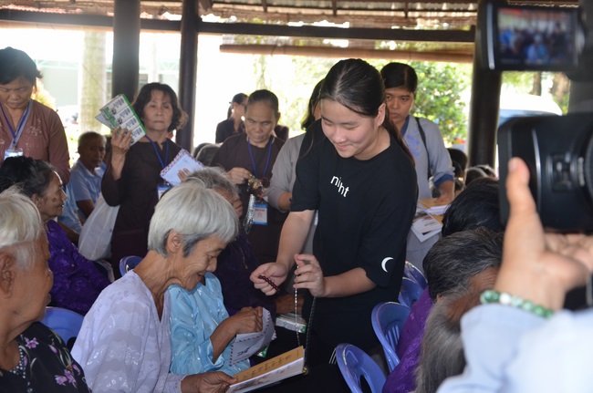 Tặng quà tại Trung tâm bảo trợ xã  hội Chánh Phú Hòa