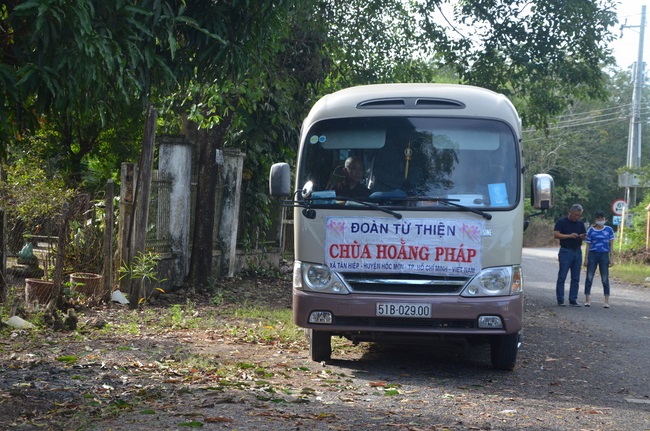 Tặng quà tại Trung tâm bảo trợ xã  hội Chánh Phú Hòa