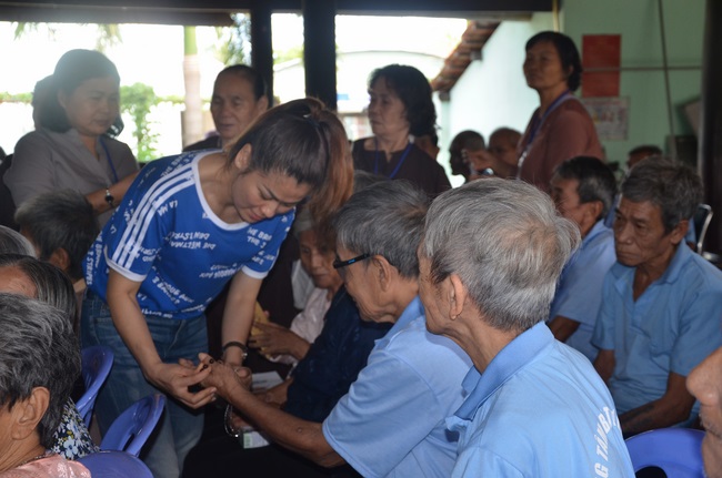 Tặng quà tại Trung tâm bảo trợ xã  hội Chánh Phú Hòa