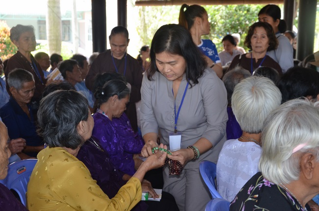 Tặng quà tại Trung tâm bảo trợ xã  hội Chánh Phú Hòa