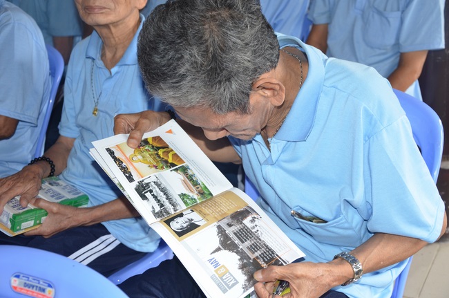 Tặng quà tại Trung tâm bảo trợ xã  hội Chánh Phú Hòa