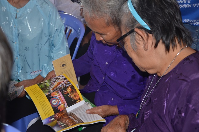 Tặng quà tại Trung tâm bảo trợ xã  hội Chánh Phú Hòa