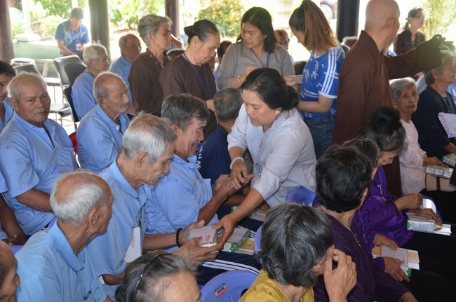 Tặng quà tại Trung tâm bảo trợ xã  hội Chánh Phú Hòa