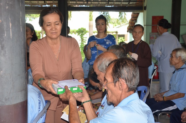 Tặng quà tại Trung tâm bảo trợ xã  hội Chánh Phú Hòa