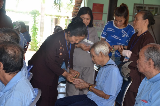 Tặng quà tại Trung tâm bảo trợ xã  hội Chánh Phú Hòa