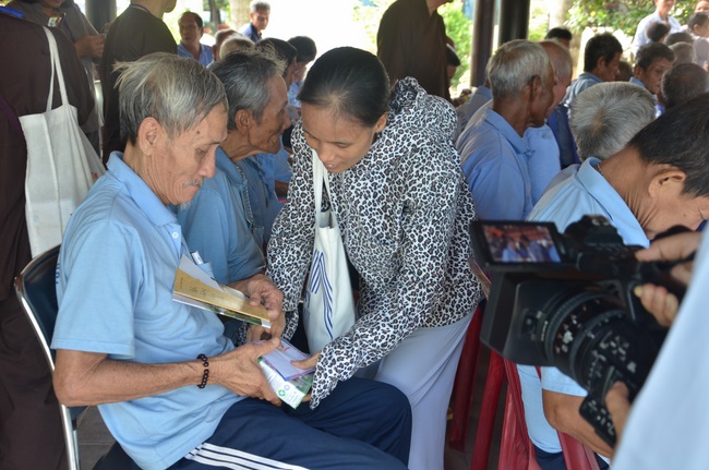 Tặng quà tại Trung tâm bảo trợ xã  hội Chánh Phú Hòa