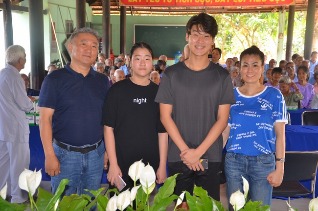 Tặng quà tại Trung tâm bảo trợ xã  hội Chánh Phú Hòa