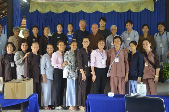 Tặng quà tại Trung tâm bảo trợ xã  hội Chánh Phú Hòa