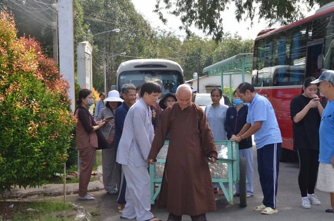 Tặng quà tại Trung tâm bảo trợ xã  hội Chánh Phú Hòa