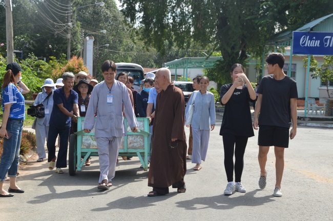 Tặng quà tại Trung tâm bảo trợ xã  hội Chánh Phú Hòa