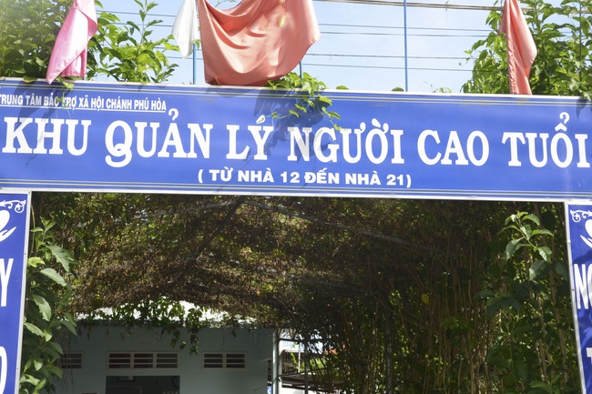 Tặng quà tại Trung tâm bảo trợ xã  hội Chánh Phú Hòa