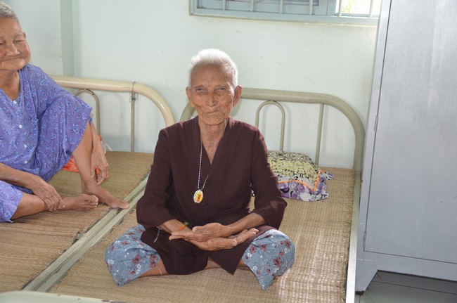 Tặng quà tại Trung tâm bảo trợ xã  hội Chánh Phú Hòa