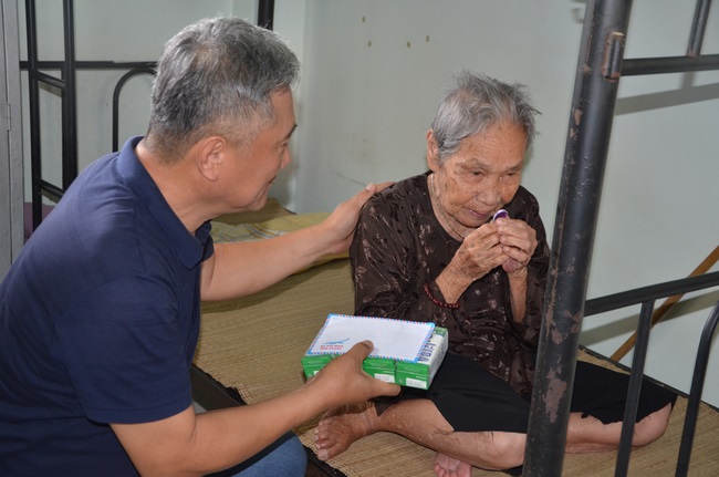 Tặng quà tại Trung tâm bảo trợ xã  hội Chánh Phú Hòa