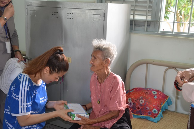 Tặng quà tại Trung tâm bảo trợ xã  hội Chánh Phú Hòa