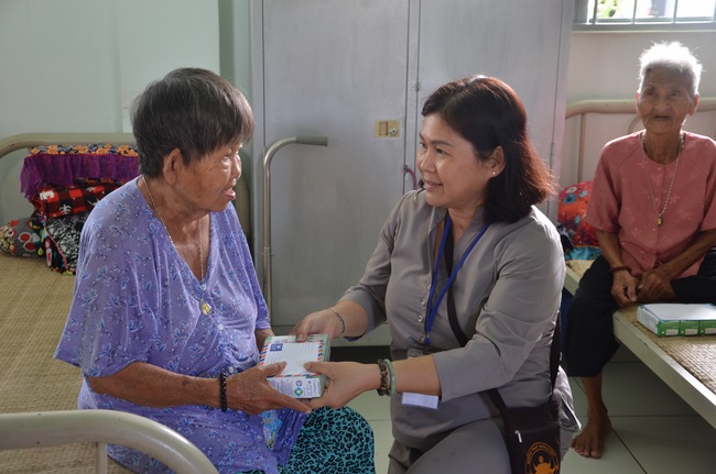 Tặng quà tại Trung tâm bảo trợ xã  hội Chánh Phú Hòa