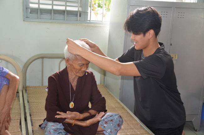 Tặng quà tại Trung tâm bảo trợ xã  hội Chánh Phú Hòa