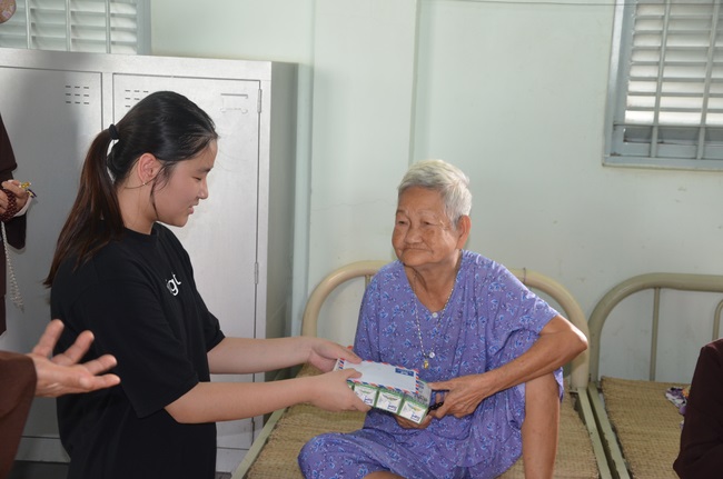 Tặng quà tại Trung tâm bảo trợ xã  hội Chánh Phú Hòa