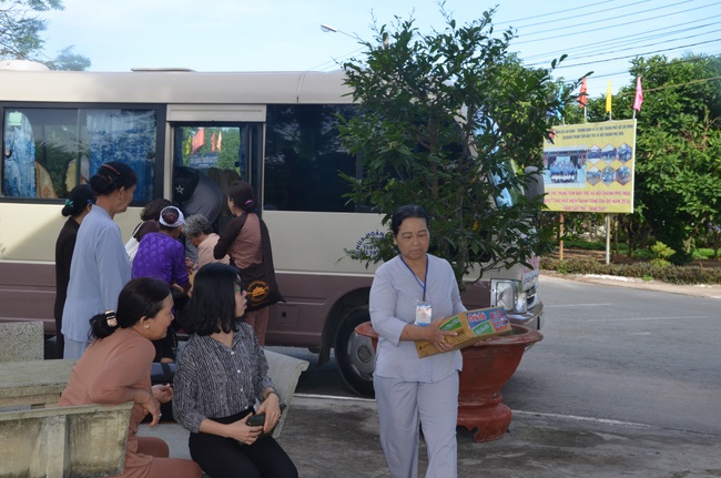 Tặng quà tại Trung tâm bảo trợ xã  hội Chánh Phú Hòa