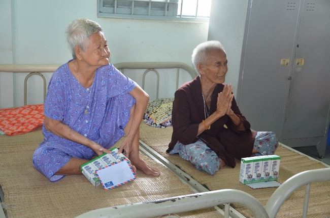 Tặng quà tại Trung tâm bảo trợ xã  hội Chánh Phú Hòa