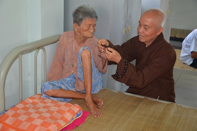 Tặng quà tại Trung tâm bảo trợ xã  hội Chánh Phú Hòa