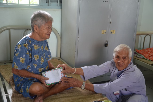 Tặng quà tại Trung tâm bảo trợ xã  hội Chánh Phú Hòa