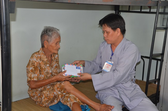 Tặng quà tại Trung tâm bảo trợ xã  hội Chánh Phú Hòa