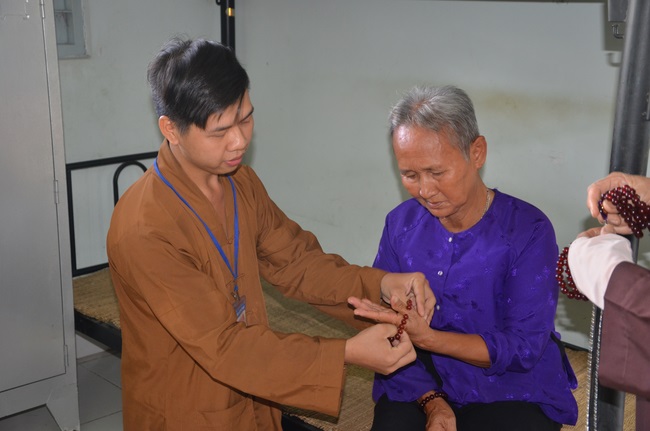 Tặng quà tại Trung tâm bảo trợ xã  hội Chánh Phú Hòa