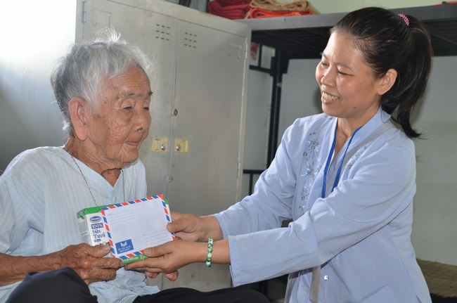 Tặng quà tại Trung tâm bảo trợ xã  hội Chánh Phú Hòa