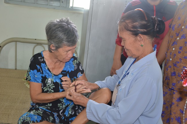 Tặng quà tại Trung tâm bảo trợ xã  hội Chánh Phú Hòa