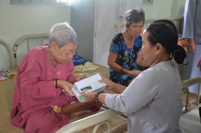 Tặng quà tại Trung tâm bảo trợ xã  hội Chánh Phú Hòa