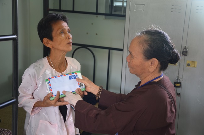 Tặng quà tại Trung tâm bảo trợ xã  hội Chánh Phú Hòa