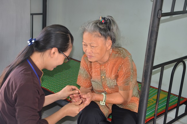 Tặng quà tại Trung tâm bảo trợ xã  hội Chánh Phú Hòa