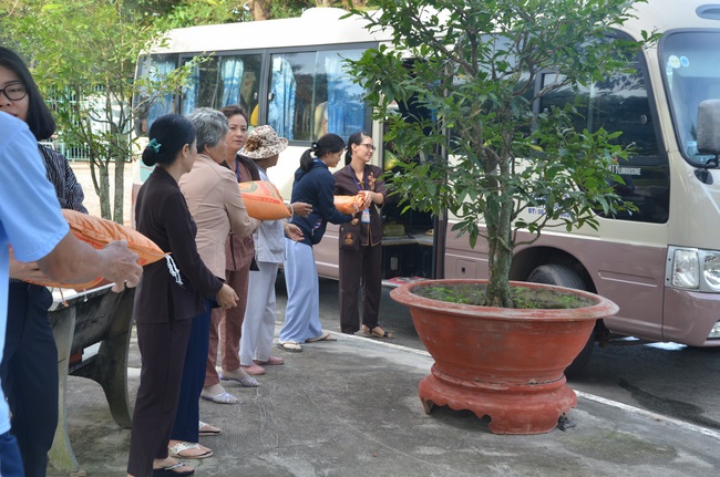 Tặng quà tại Trung tâm bảo trợ xã  hội Chánh Phú Hòa