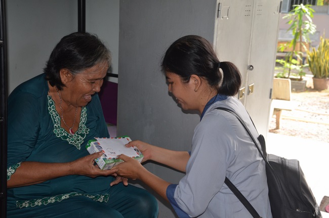 Tặng quà tại Trung tâm bảo trợ xã  hội Chánh Phú Hòa