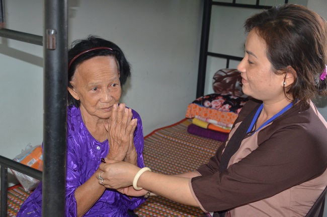 Tặng quà tại Trung tâm bảo trợ xã  hội Chánh Phú Hòa