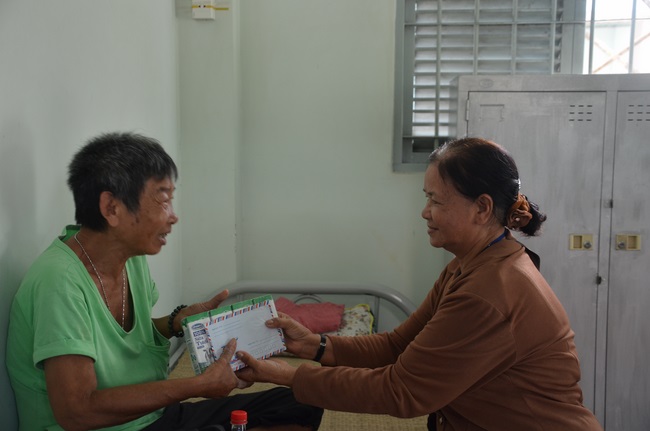 Tặng quà tại Trung tâm bảo trợ xã  hội Chánh Phú Hòa