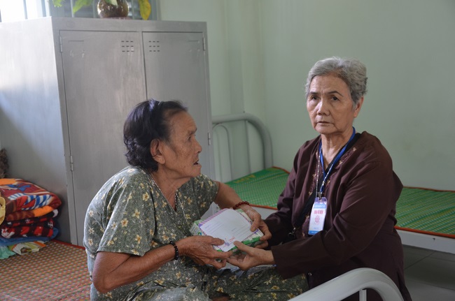 Tặng quà tại Trung tâm bảo trợ xã  hội Chánh Phú Hòa