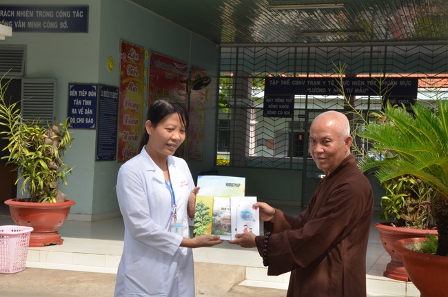 Tặng quà tại Trung tâm bảo trợ xã  hội Chánh Phú Hòa