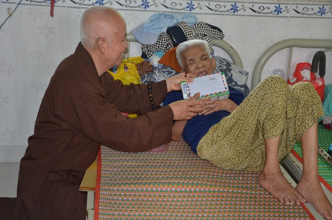 Tặng quà tại Trung tâm bảo trợ xã  hội Chánh Phú Hòa