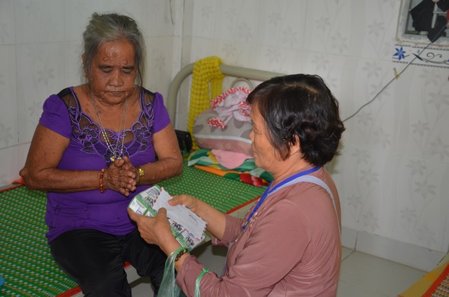 Tặng quà tại Trung tâm bảo trợ xã  hội Chánh Phú Hòa