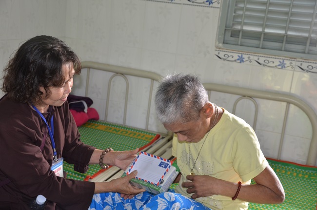 Tặng quà tại Trung tâm bảo trợ xã  hội Chánh Phú Hòa