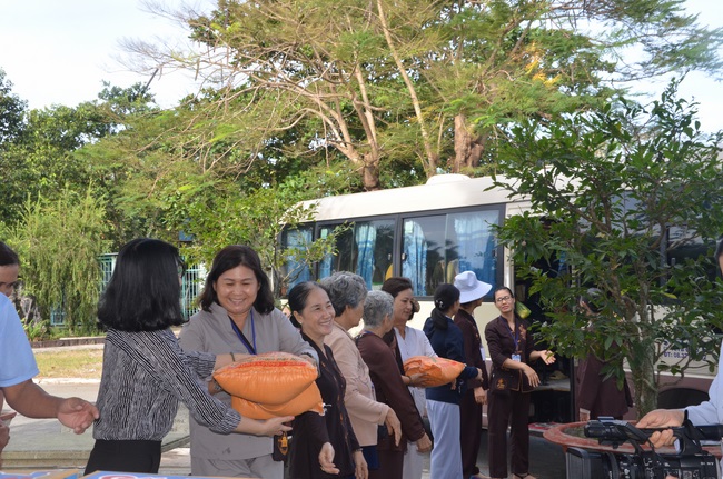 Tặng quà tại Trung tâm bảo trợ xã  hội Chánh Phú Hòa
